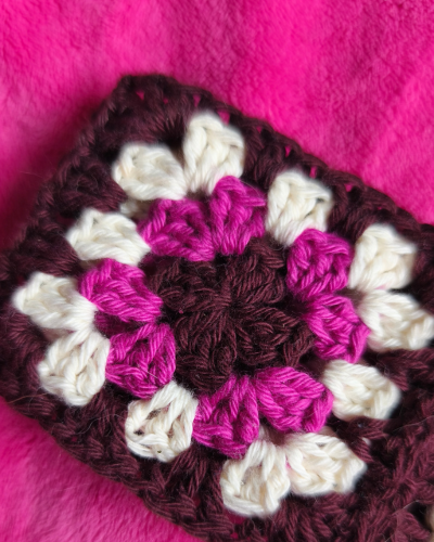 Pojedynczy kwadrat granny square z bliska